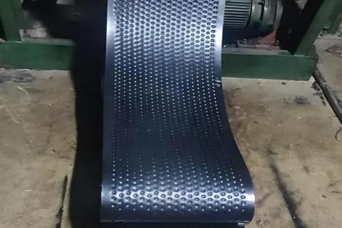 Nima uchun sirpanishga qarshi konveyer tasmalar kimyoviy va ommaviy materiallar ishlab chiqarish liniyalari uchun juda muhim?