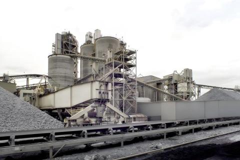 Çimento Fabrikası Malzeme Taşıma Sistemlerinde Aşınmaya Dayanıklı Naylon Konveyör Bantlarının Avantajları