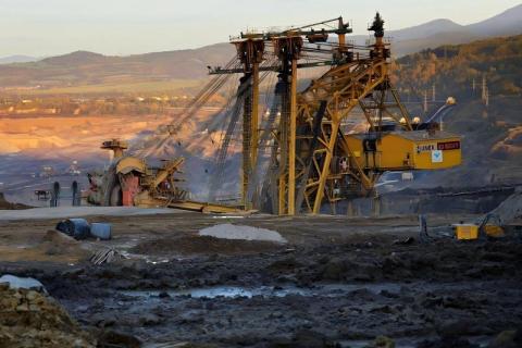 مقارنة بين مزايا واختلافات السيور الناقلة ذات الميل الحاد والسيور الناقلة التقليدية