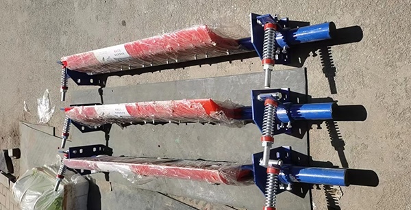 Industrial belt cleaner Industrial belt cleaner