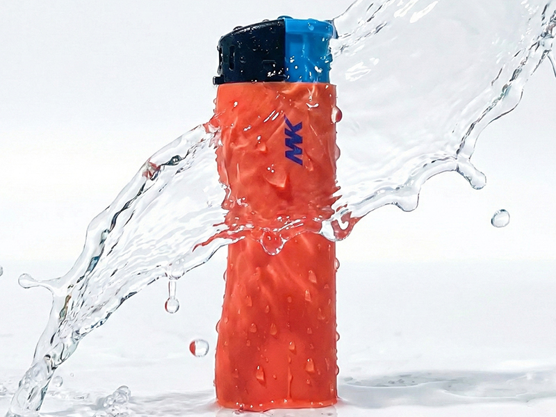 Ha egy eldobható öngyújtó vízbe esik, akkor is világít? Ha egy eldobható öngyújtó vízbe esik, akkor is világít?