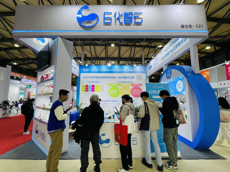 ريهوا سحاب تظهر لأول مرة في معرض عالمي خاص ملصق منتجات آسيا المعرض (بي إل إف)