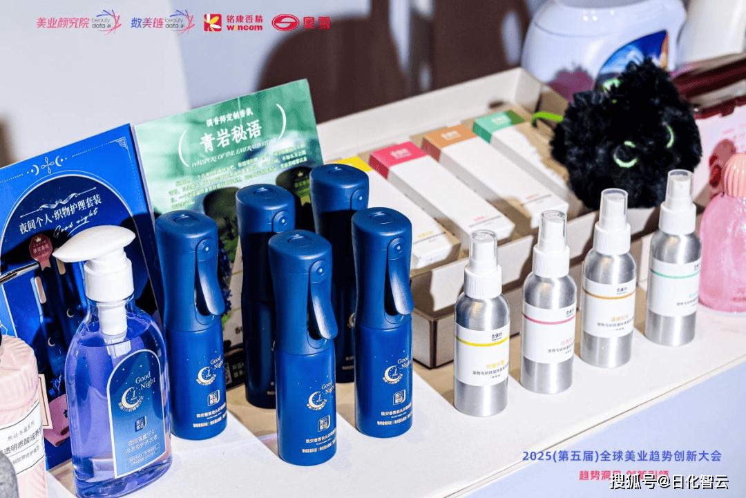 Компания Рибери Хуа Чжиюнь представила свои новые продукты на Глобальной конференции по инновациям в индустрии красоты и получила две награды.