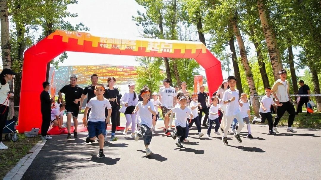 Happy Sports, Healthy Future | Coati makes surprise appearance at 2025 Children's Day Carnival