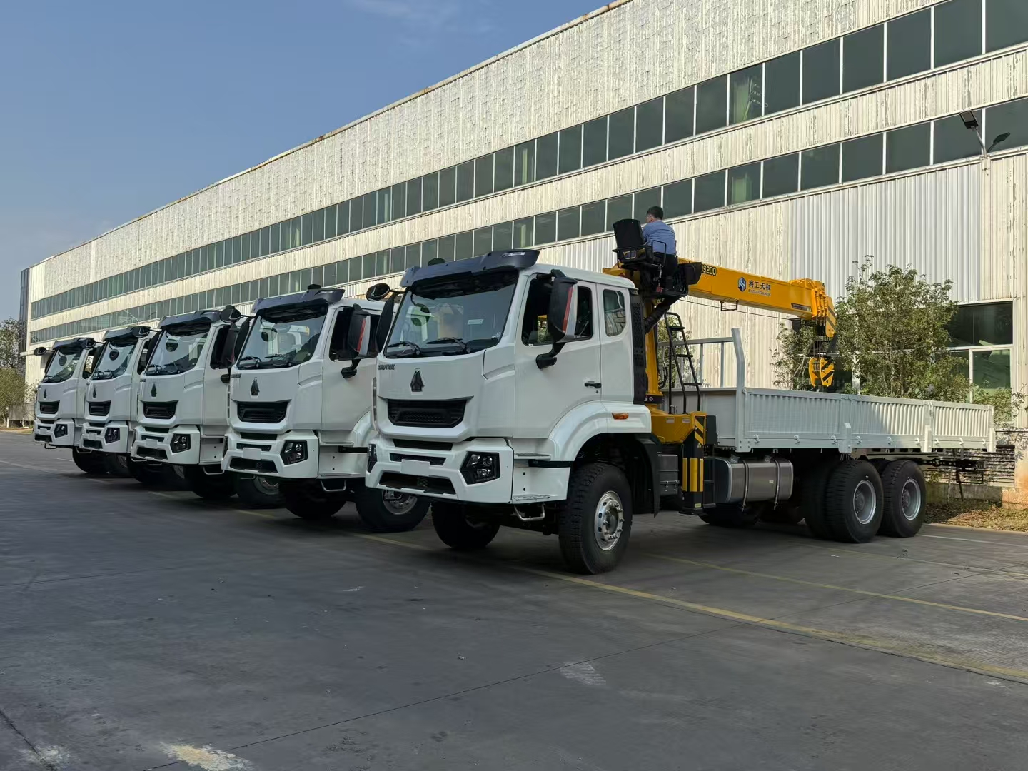 Sinotruk & Haigong Integrated Crane Trucks Ready for Global Delivery Sinotruk & Haigong Integrated Crane Trucks Ready for Global Delivery