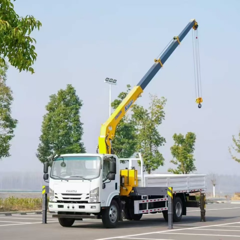 Introducing Our Custom ISUZU Crane Truck: Your One-Vehicle-One-Solution Partner