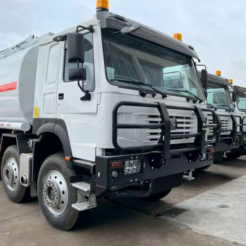 Camions-citernes à traction intégrale Sinotruk prêts à l'exportation depuis Haigong (Hubei)