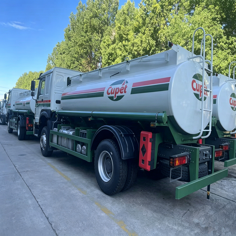 Sinotruk 8000L tanker truck