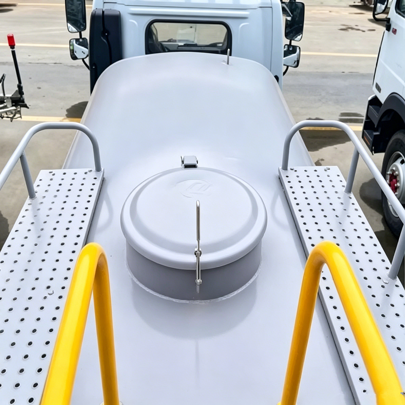 Dongfeng 4x2 water spray truck