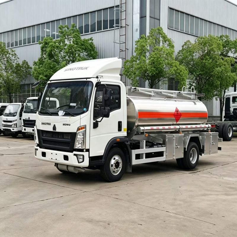Lancement en grande pompe d'un pétrolier HOWO à double compartiment en alliage d'aluminium de haute spécification, établissant une nouvelle référence pour le transport de marchandises dangereuses