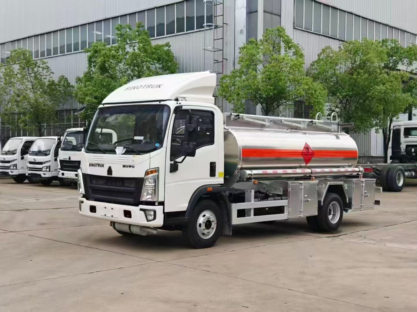 HOWO aluminum alloy dual-compartment oil tanker HOWO aluminum alloy dual-compartment oil tanker