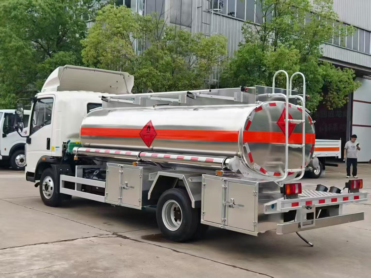 HOWO aluminum alloy dual-compartment oil tanker