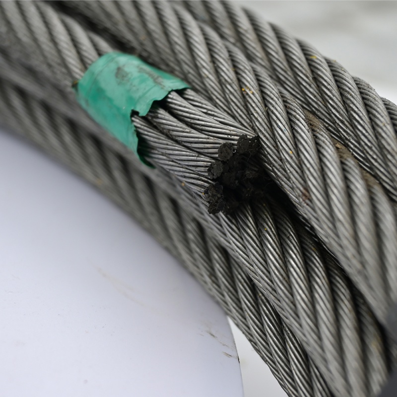 Câble de treuil robuste pour remorque, câble de treuil résistant à l'usure avec crochet de sécurité, utilisé pour le dépannage de véhicules avec remorque.