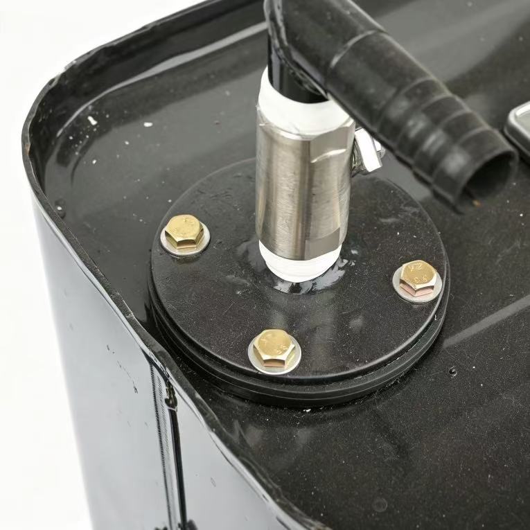 Rescue tow truck hydraulic tank with filter
