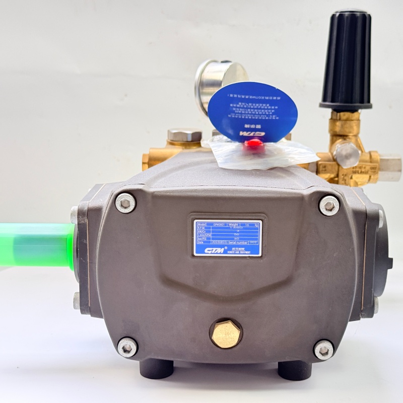 Pompe à piston haute pression industrielle GTM | Pompe pour nettoyeur haute pression et balayeuse de voirie pour l'entretien des surfaces de véhicules