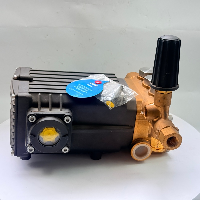 Bomba de émbolo de alta presión industrial GTM | Bomba para hidrolavadora y bomba para barredora vial para el mantenimiento y limpieza de superficies vehiculares