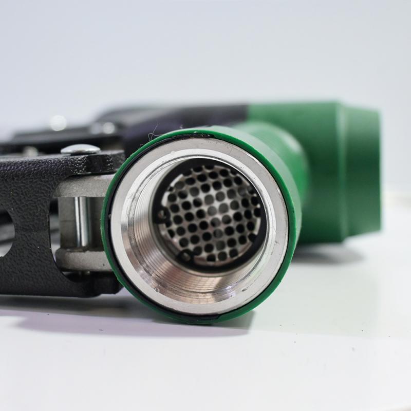 Pistolet de ravitaillement en carburant diesel/essence à dosage électronique haute précision avec affichage numérique pour camions-citernes.