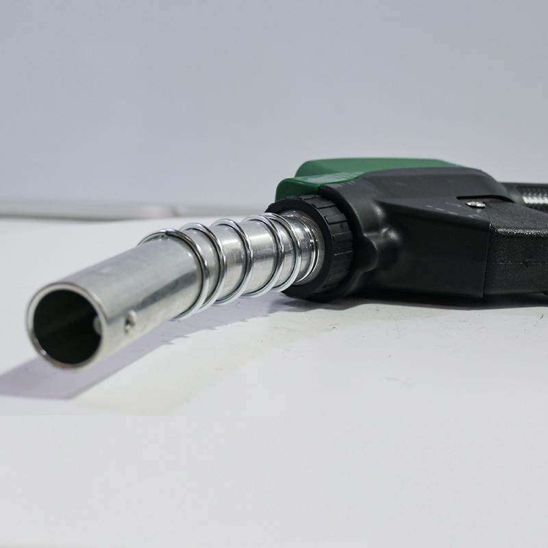 Pistolet de ravitaillement en carburant diesel/essence à dosage électronique haute précision avec affichage numérique pour camions-citernes.