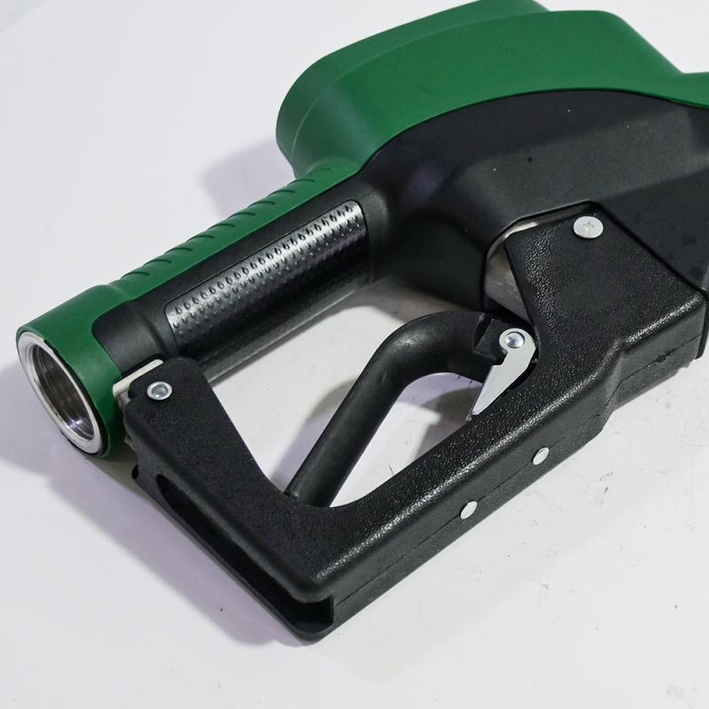 Pistolet de ravitaillement en carburant diesel/essence à dosage électronique haute précision avec affichage numérique pour camions-citernes.