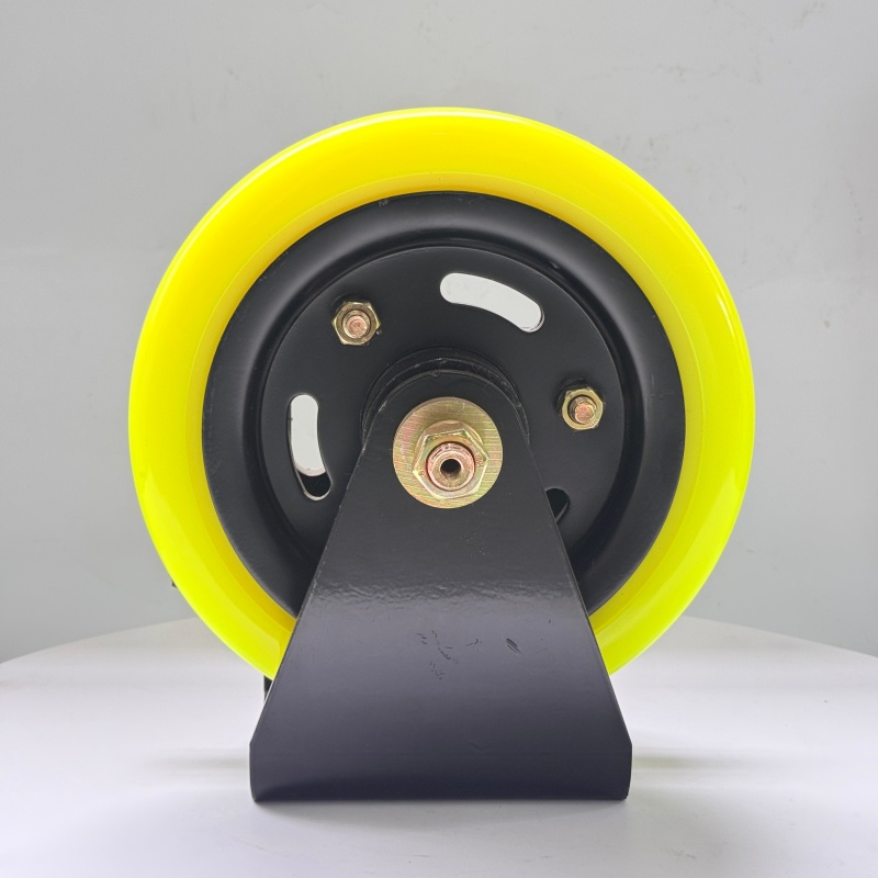 Wheel hub retaining ring assembly