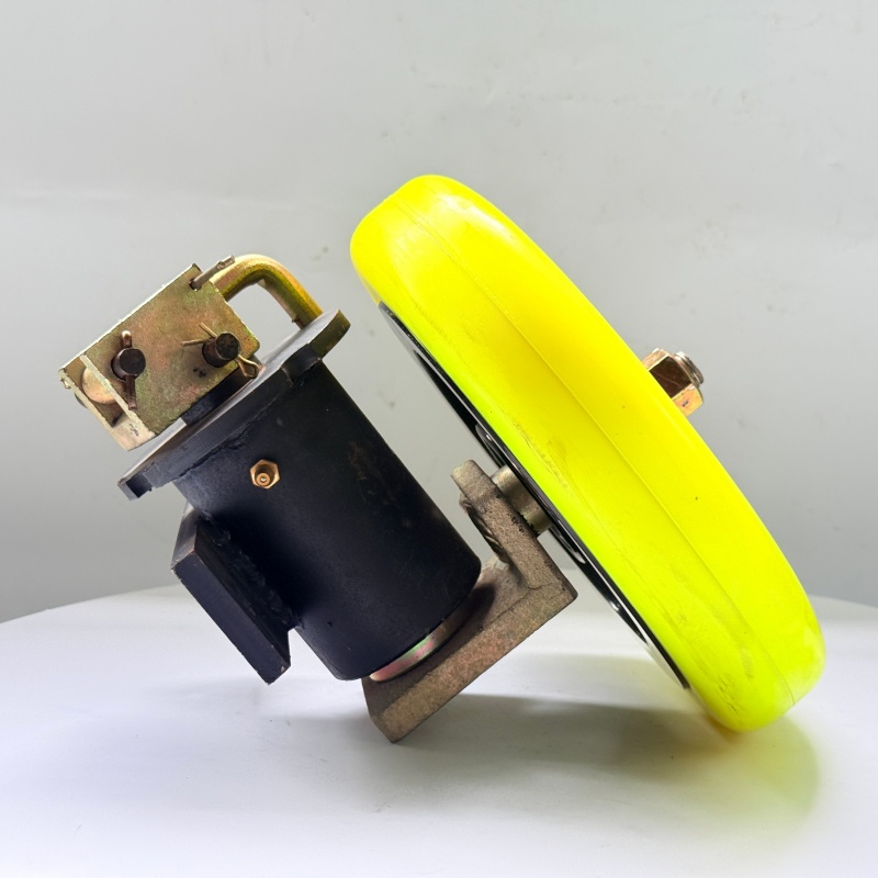 Rubber traveling wheel assembly