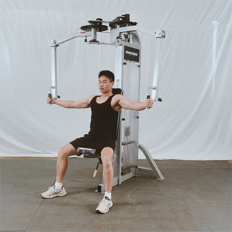 Équipement pour le deltoïde arrière du pectoral