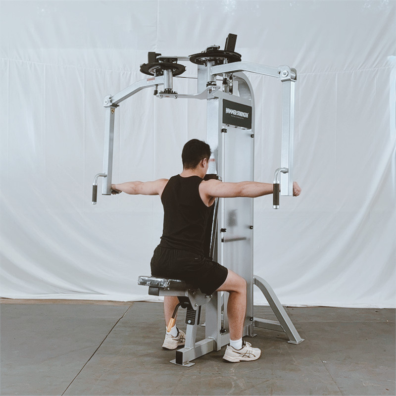 Équipement pour le deltoïde arrière du pectoral