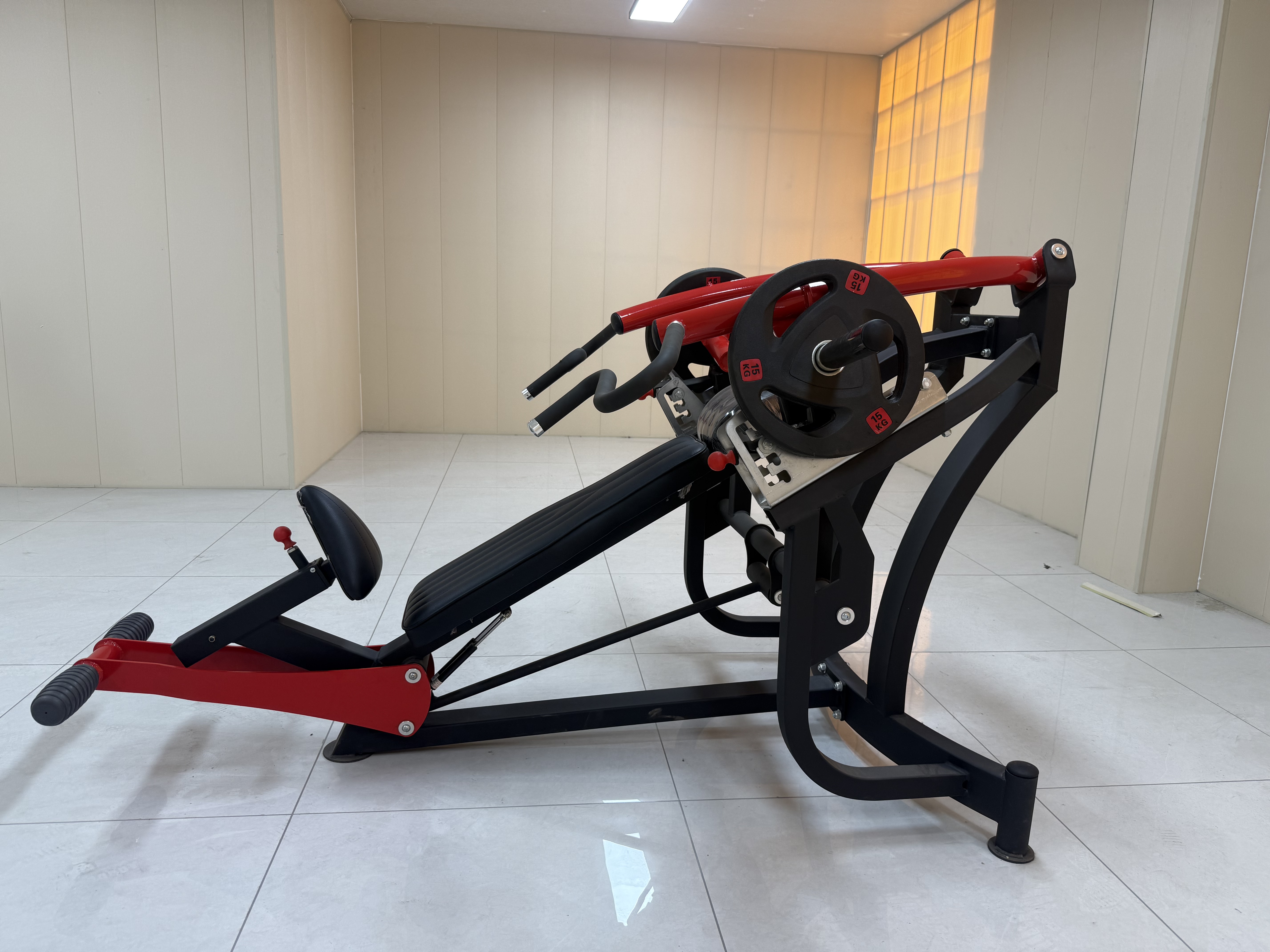 Supino inclinado SUPER com carga de placa