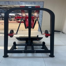Agachamento com super pêndulo com carga de placa