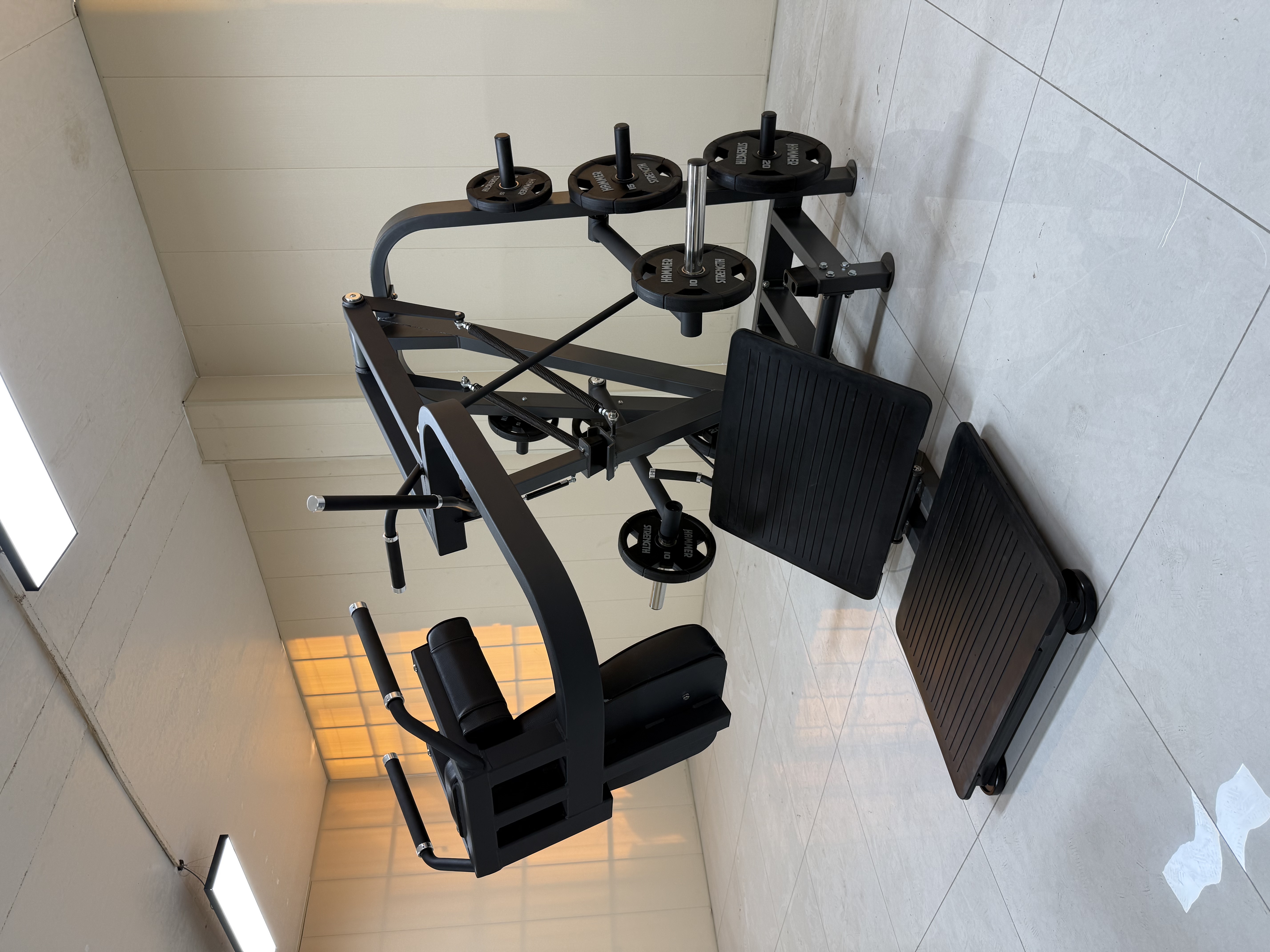 Agachamento pêndulo SUPER com carga de placas