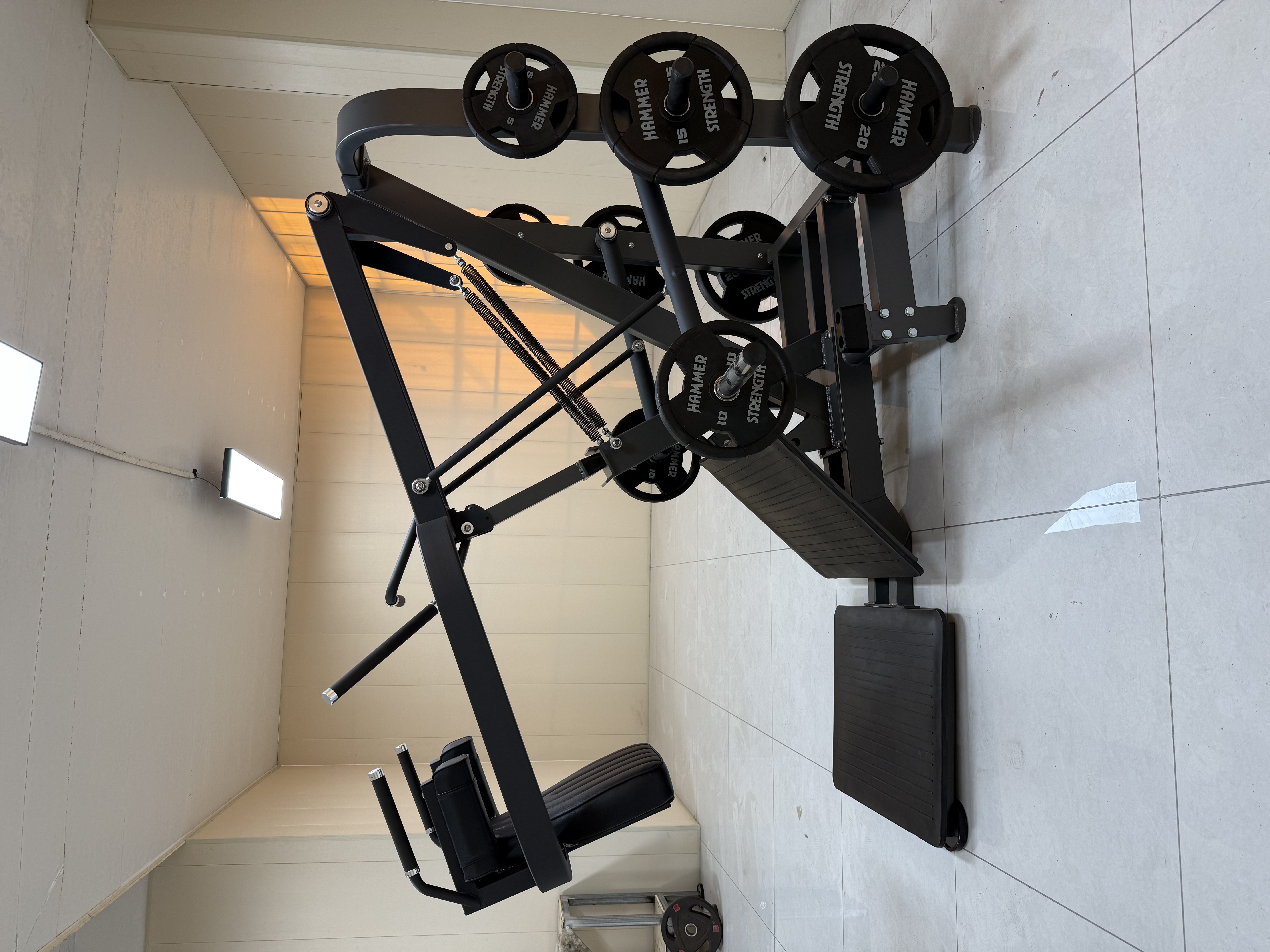 Agachamento pêndulo SUPER com carga de placas