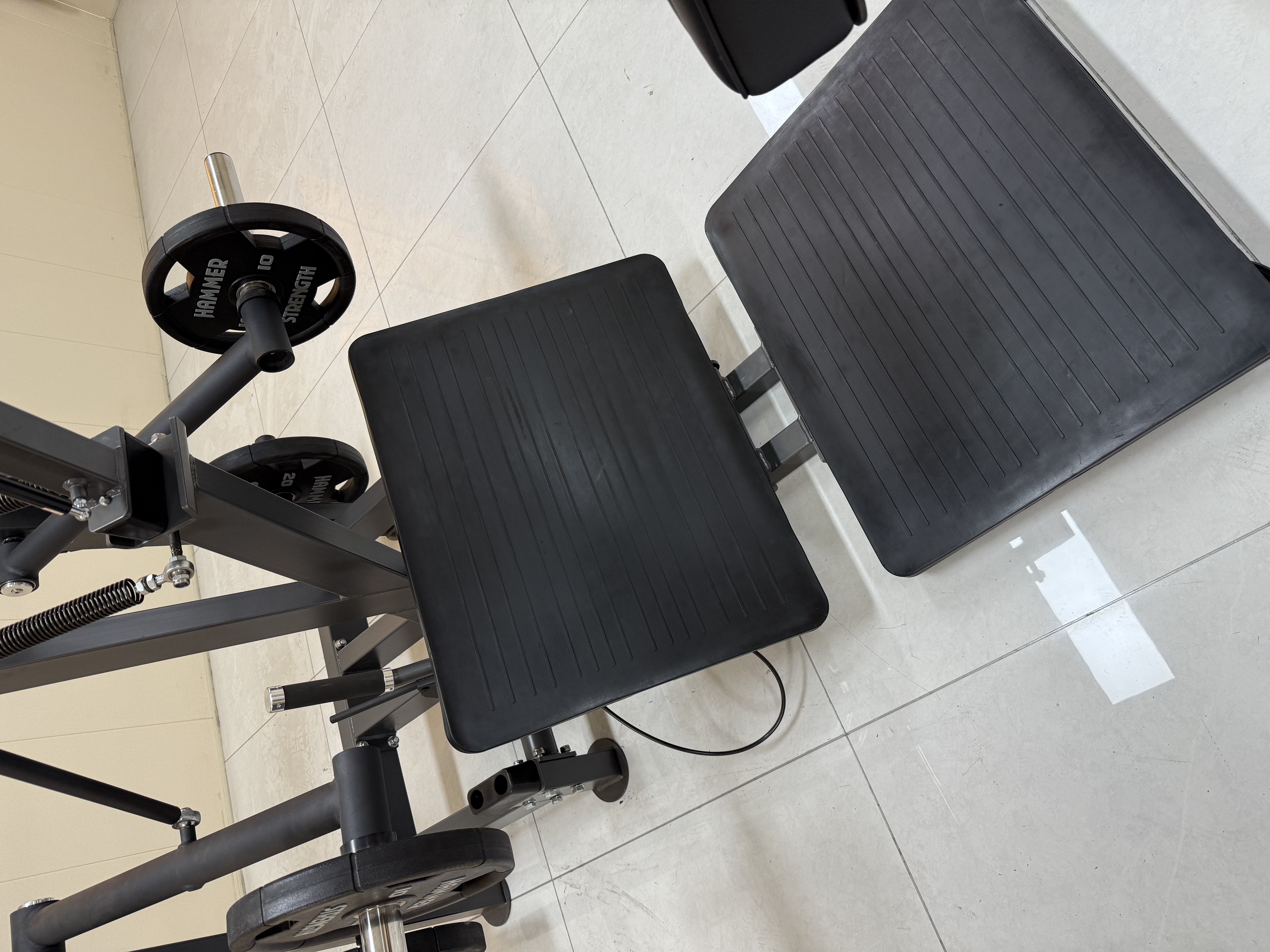 Agachamento pêndulo SUPER com carga de placas