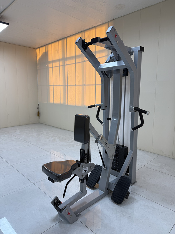 SELECT CHEST PRESS machine