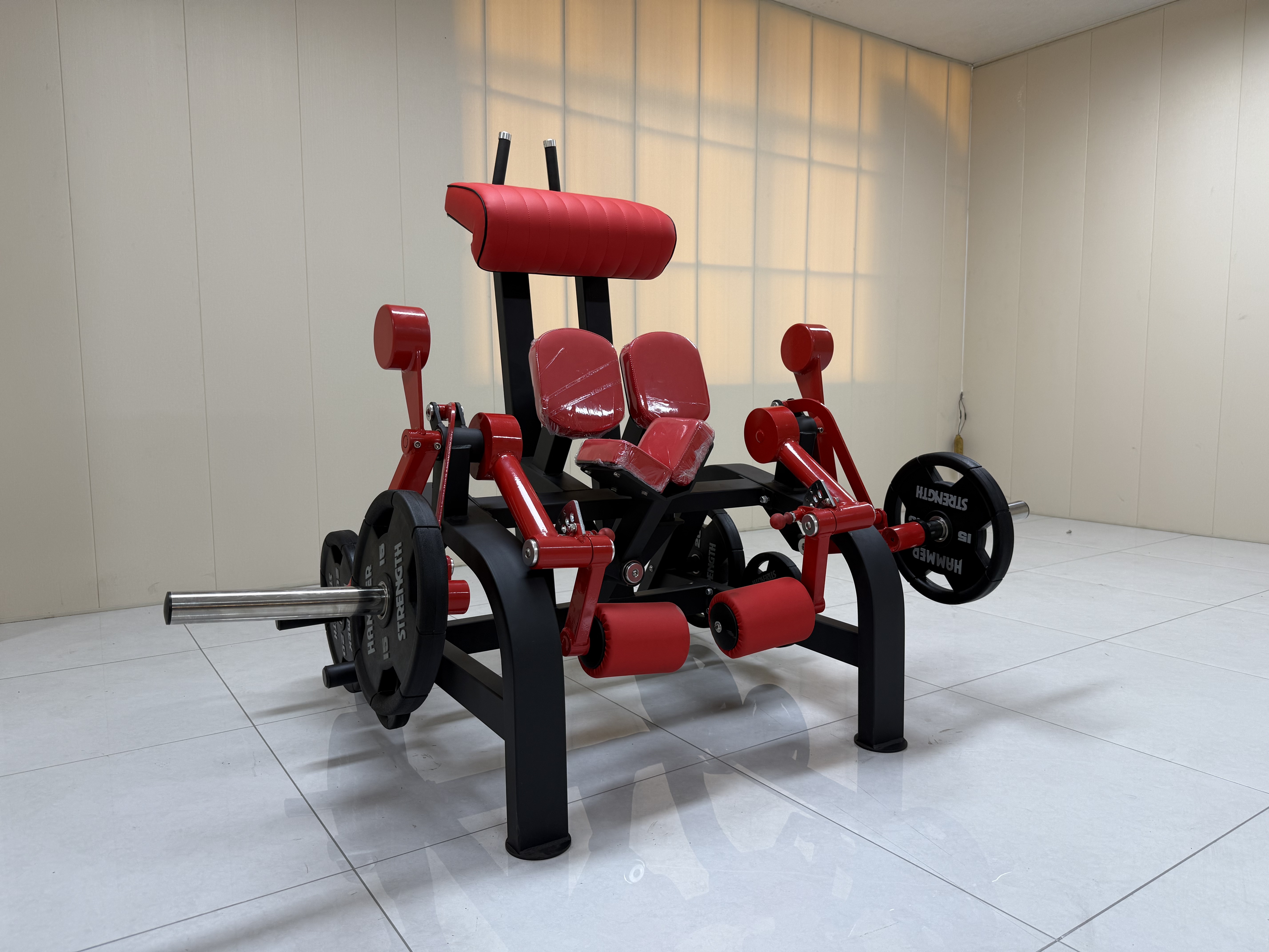 Máquina de flexão de pernas ajoelhada com carga de placas