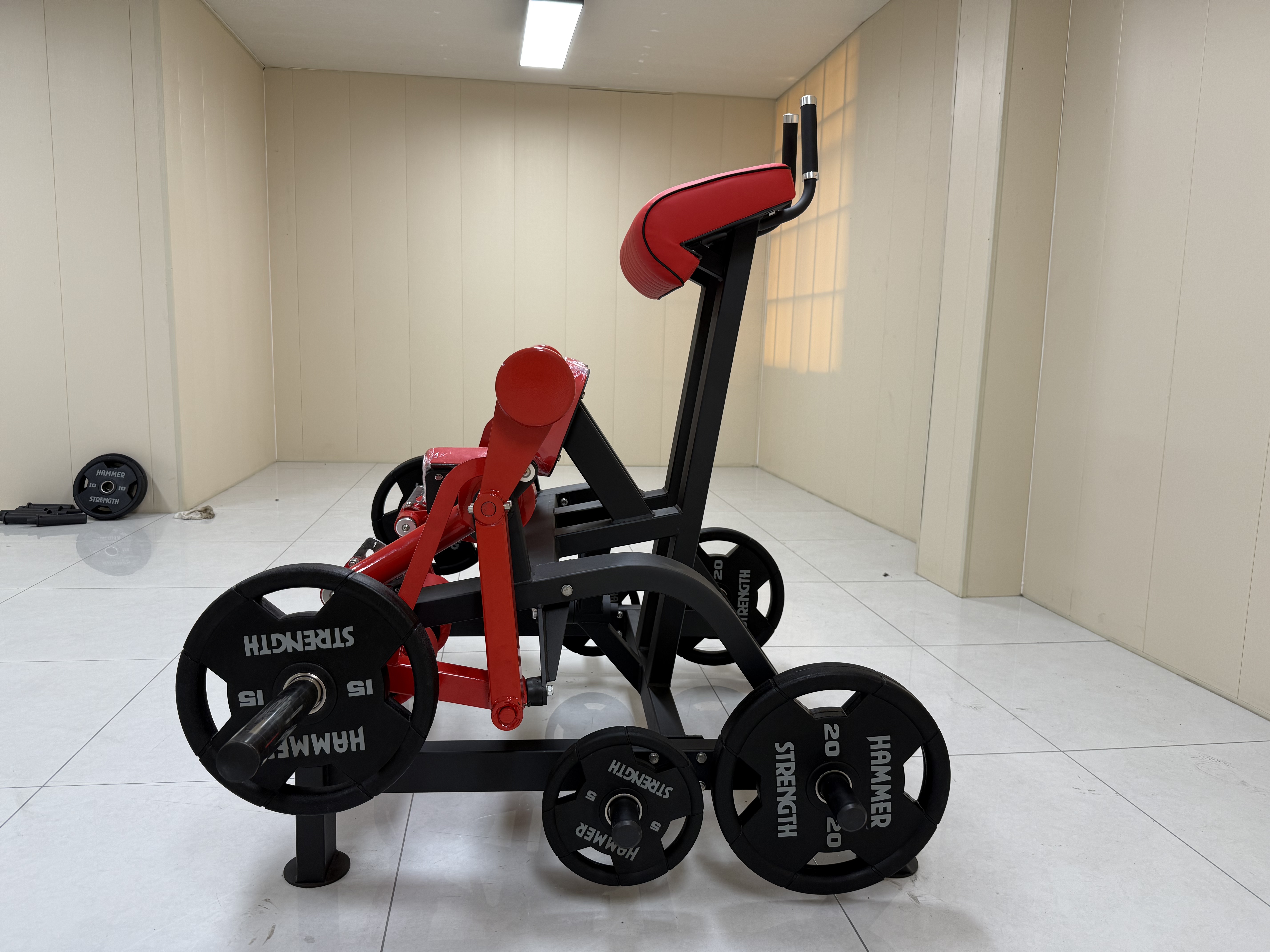 Máquina de flexão de pernas ajoelhada com carga de placas