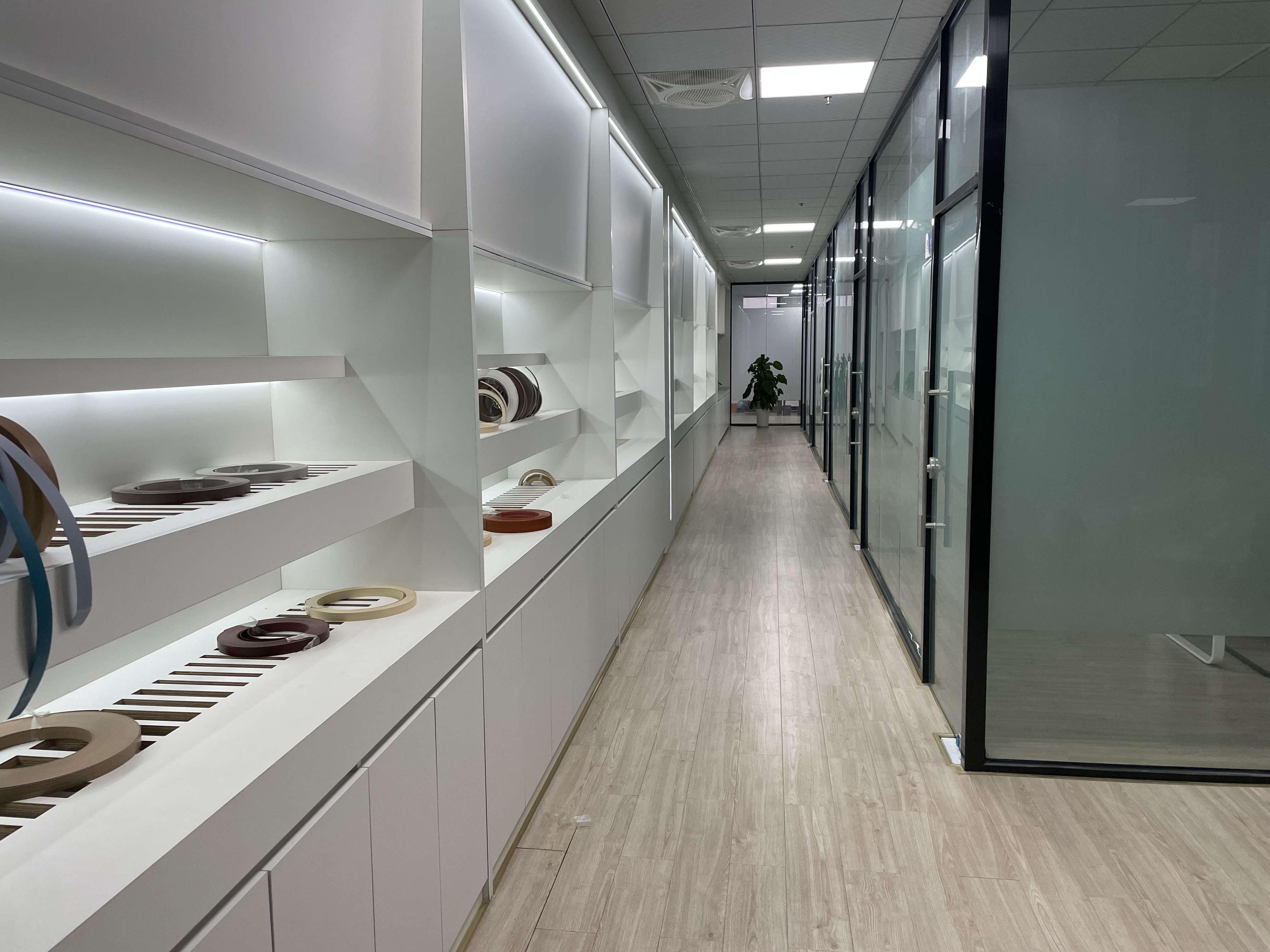 ทางเดินสำนักงานและจอแสดงตัวอย่าง