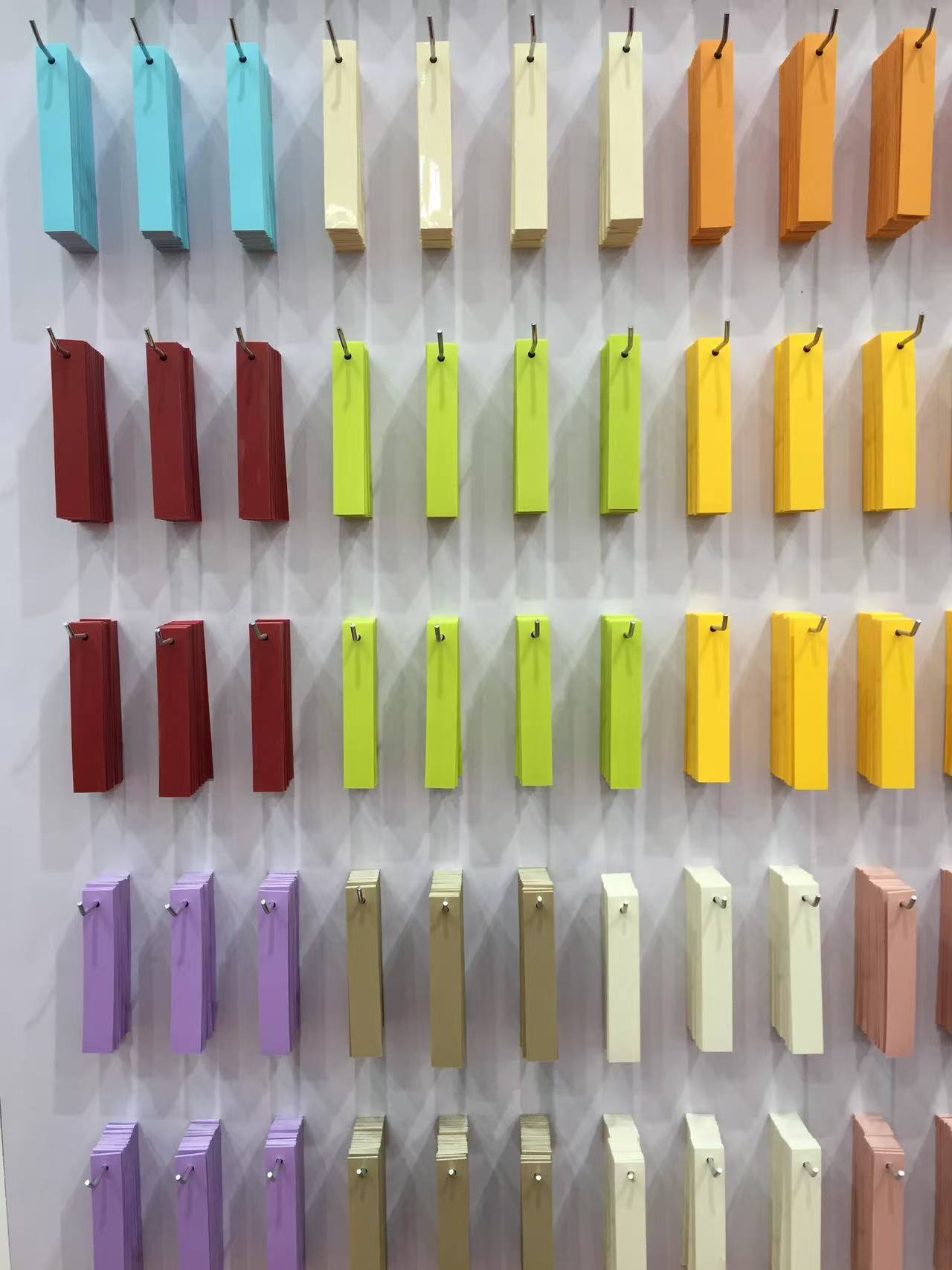 تتميز حواف البلاستيك بمزايا متنوعة