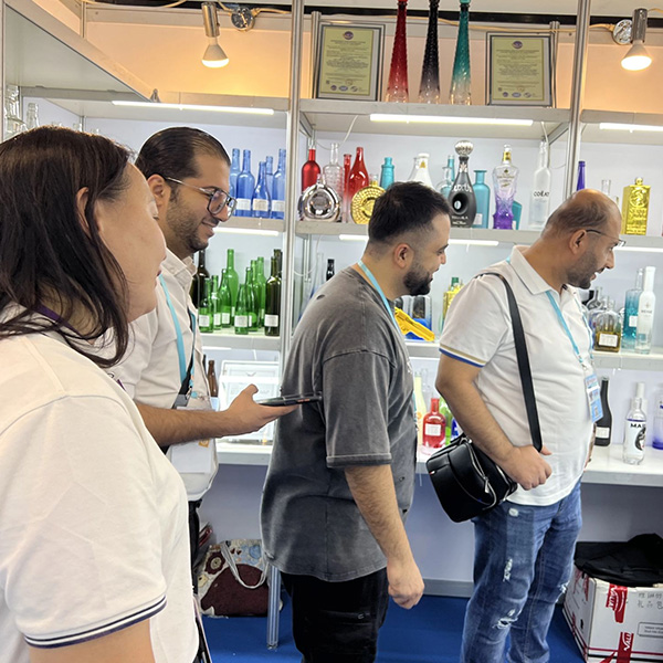 Discussion on Glass Bottle Customization with Potential Customers at the Exhibition