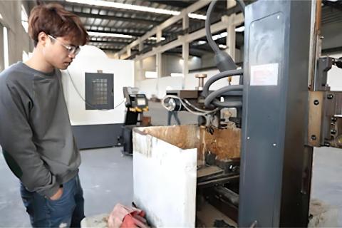 Funkendrahtschneidemaschine