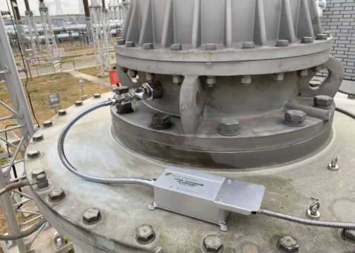 Multi-parameter sensor for oil condition monitoring in low-oil equipment