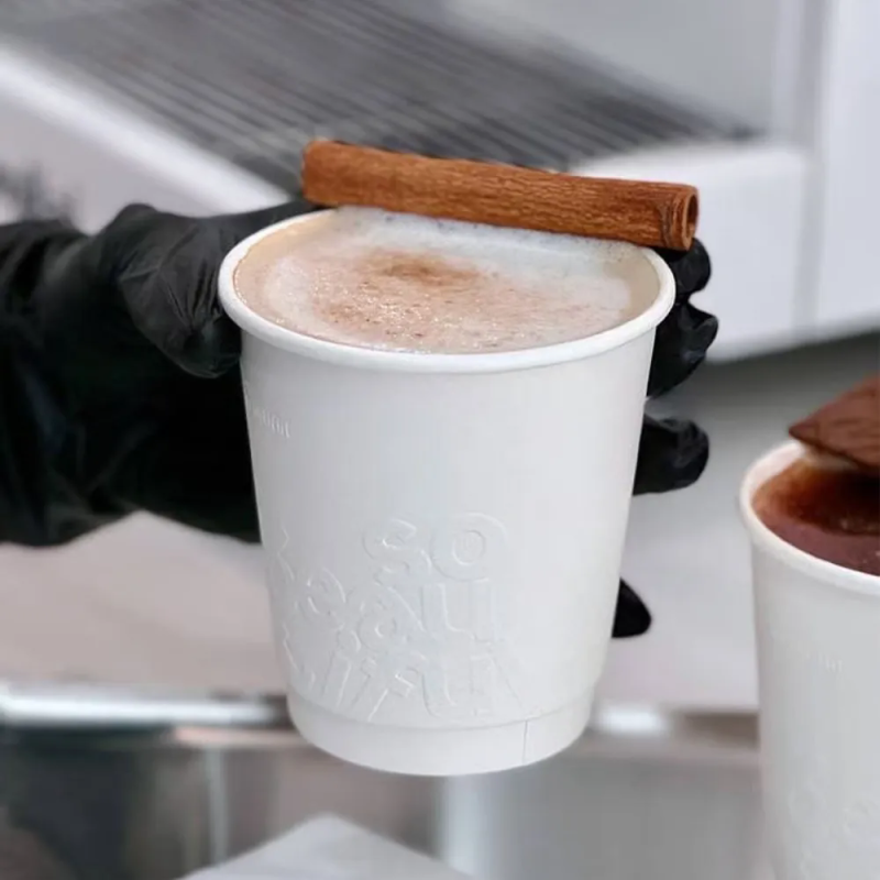 Custom printed logo 6 to 16oz PE coated embossed cup hot drink with lids