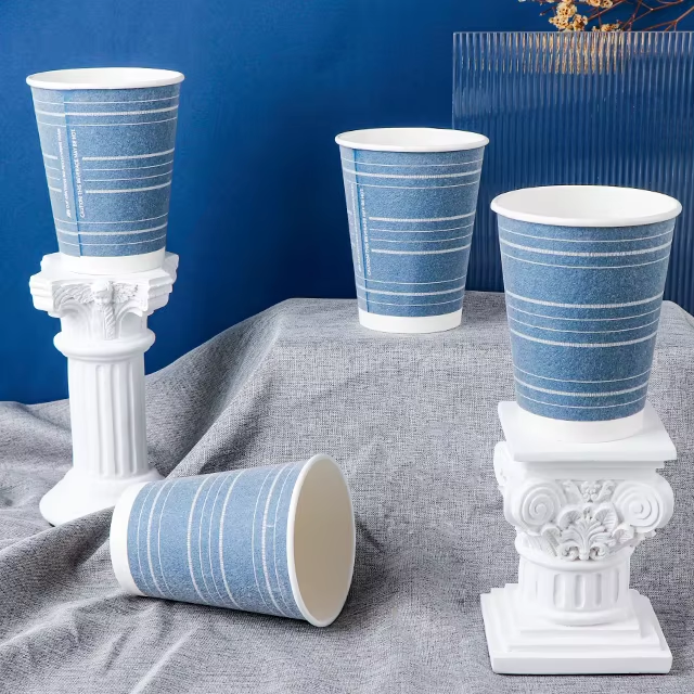 أكواب ورقية مزدوجة الجدار للاستخدام مرة واحدة، صديقة للبيئة وقابلة للتحلل بنسبة 100% ومطلية بمادة بلاستيكية، لتناول القهوة والشاي الساخن مع غطاء