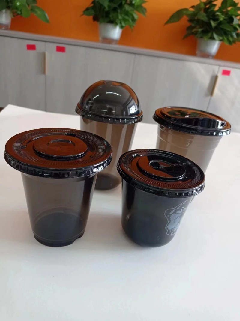 Tazza trasparente monouso in plastica PET a forma di U nera da 14 once e 400 ml con coperchio per caffè freddo Boba
