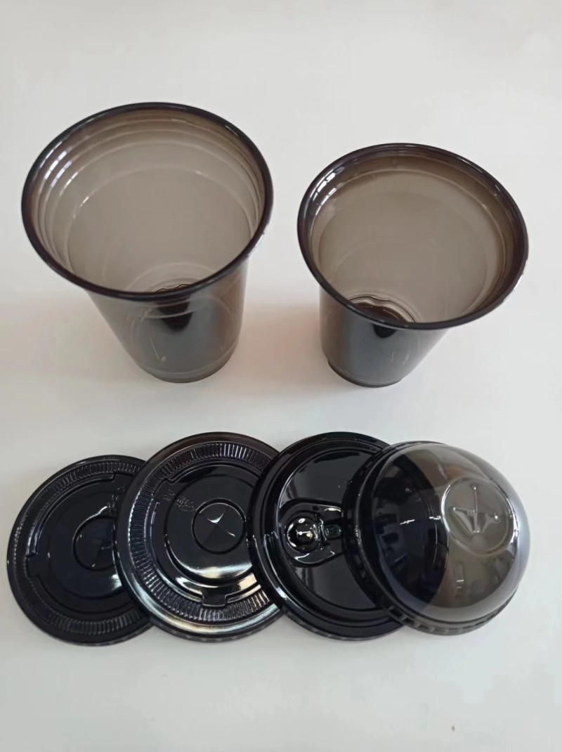 Tazza trasparente monouso in plastica PET a forma di U nera da 14 once e 400 ml con coperchio per caffè freddo Boba