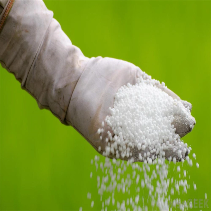 Fertilizante de nitrato de calcio y magnesio granular irregular de color blanco