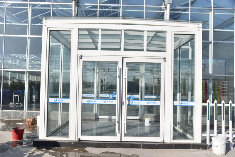 Прозрачная стеклянная теплица с автоматизированной системой