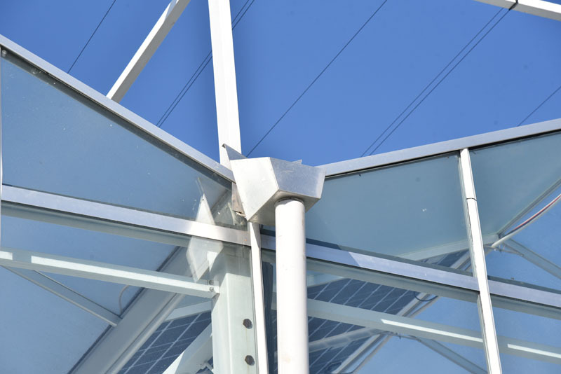 Прозрачная стеклянная теплица с автоматизированной системой