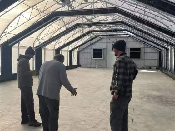 Serre occultante avec système de privation de lumière