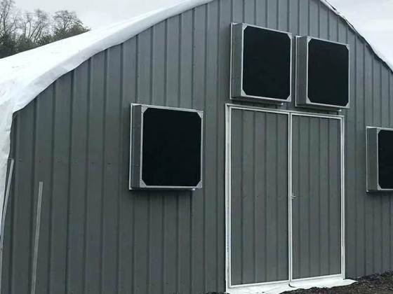 Serre tunnel solaire recouverte d'un film