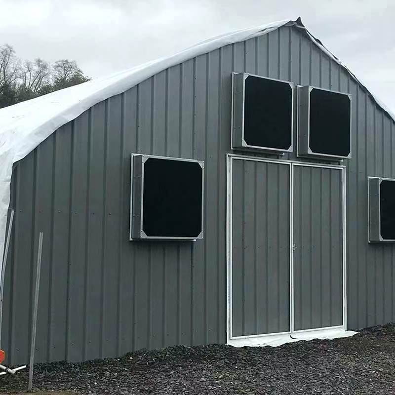 Serre tunnel solaire recouverte d'un film